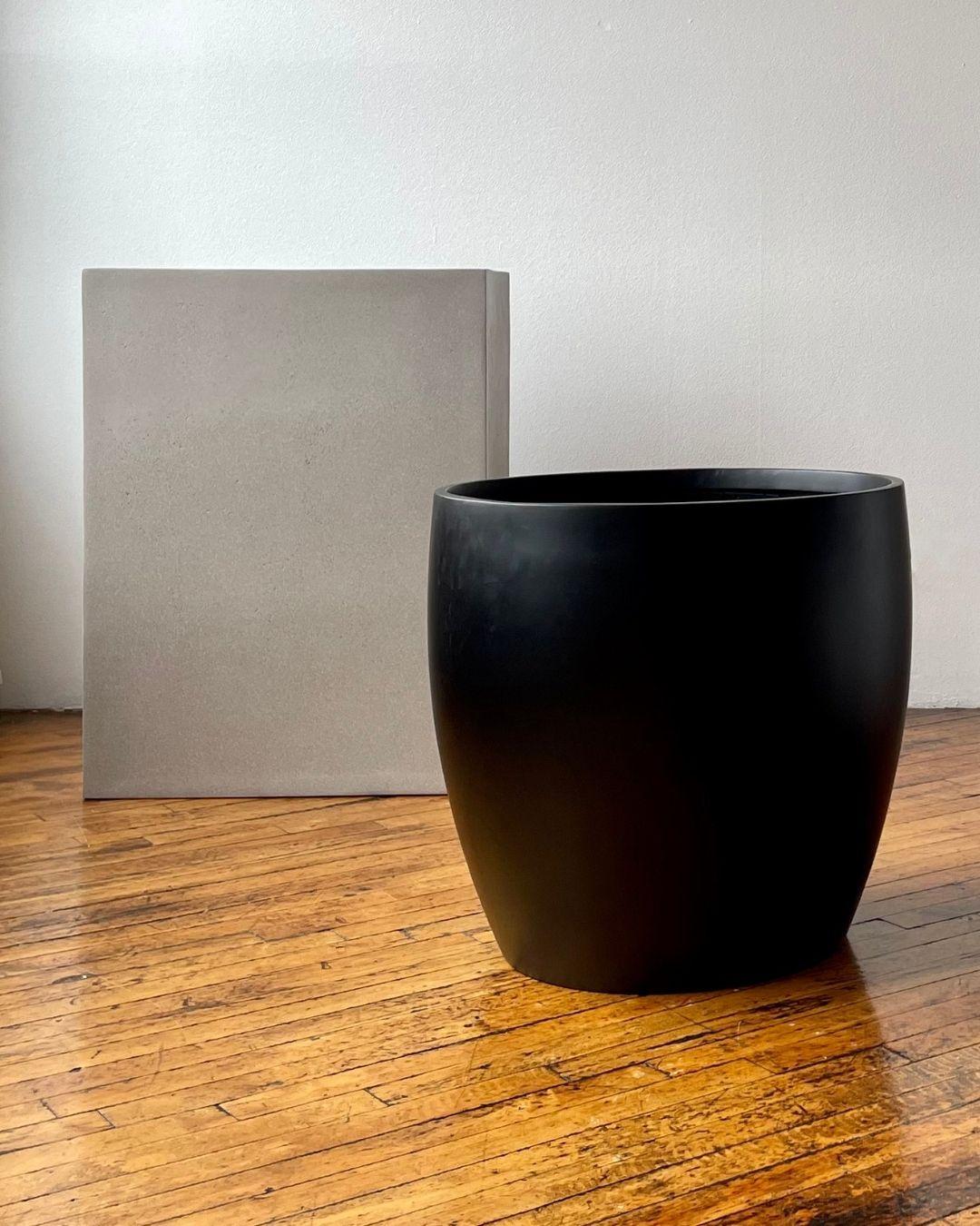 Suitable for large, XL and XXL floor plants, our collection of marine-grade fiberglass planters includes a variety of shapes to complement voluminous spaces.