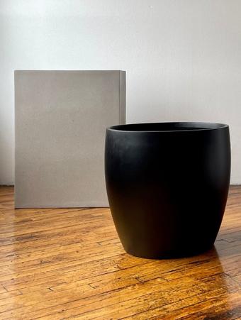 Suitable for large, XL and XXL floor plants, our collection of marine-grade fiberglass planters includes a variety of shapes to complement voluminous spaces.