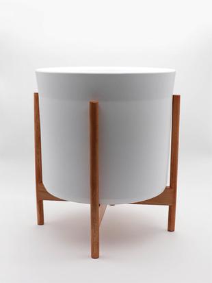 Discover our high quality ceramic, wood and bio-plastic pots, with clean and timeless lines.