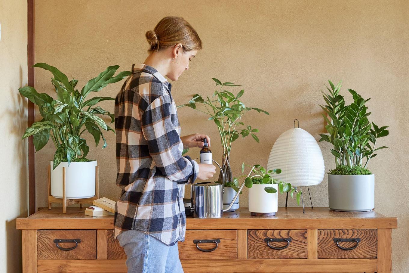 une femme qui prend soin de ses plantes